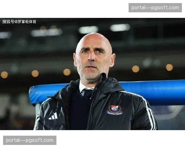 雨战中穆斯卡特场边焦急指挥，换人部署被打乱